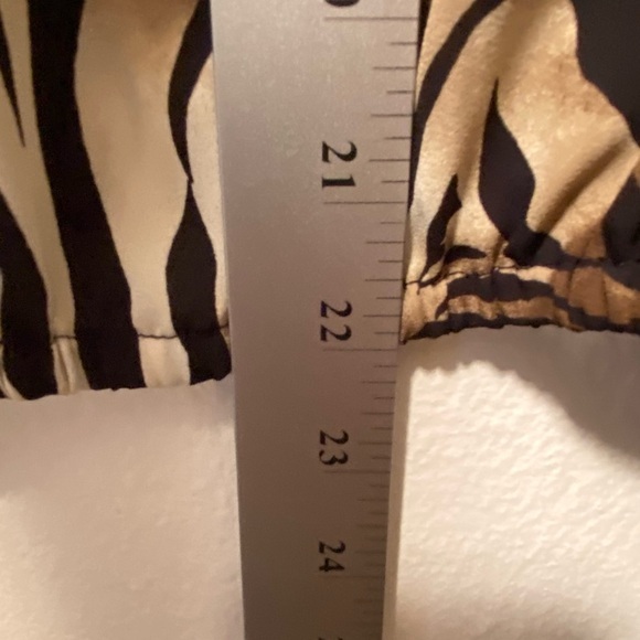 Chico’s Shirt Women’s Size‎ 1 Medium Button Down Tie Animal Print Mobwife - Picture 12 of 12